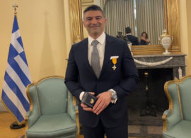Ο Χρυσός Σταυρός του Τάγματος του Φοίνικος στον Δραμινό χειρουργό Γιώργο Βράκα