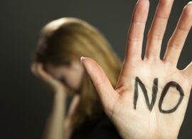 Πορεία διαμαρτυρίας στη Δράμα κατά της βίας των γυναικών - Στα μαύρα, με κόκκινη ταινία στο ... στόμα
