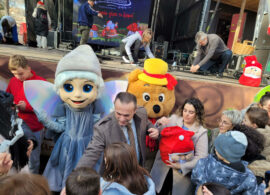 Ονειρούπολη: Συμβολικά δωράκια στα παιδιά από τον Δήμαρχο Δράμας