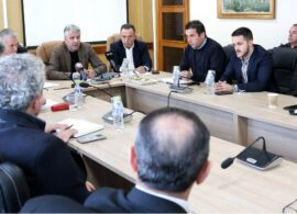 Δράμα: Όταν δεν μπορείς να κάνεις τίποτε ουσιαστικό, κάνε μια σύσκεψη