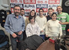Παιδιά του ΚΔΑΠ ΜΕΑ Αγκαλιά στο studio του ALPHA NEWS 95,5