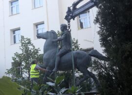 Δράμα: Τοποθετήθηκε άγαλμα του Μεγαλέξανδρου στον προαύλιο χώρο του Σαντιρβάν Τζαμί (φωτο)
