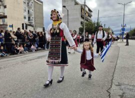Δράμα: Πραγματοποιήθηκε η παρέλαση για την επέτειο της 28ης Οκτωβρίου – Ξεχώρισαν γονείς και μωρά(φωτο)